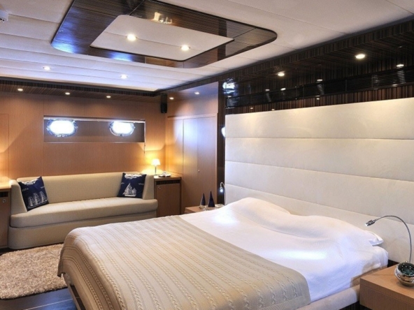 39 metre Le Pietre Gulet ile Göcek çıkışlı ultra lüks mavi tur deneyimi. 6 kabin, 12 kişilik konfor, flybridge ve su sporları seçenekleri.