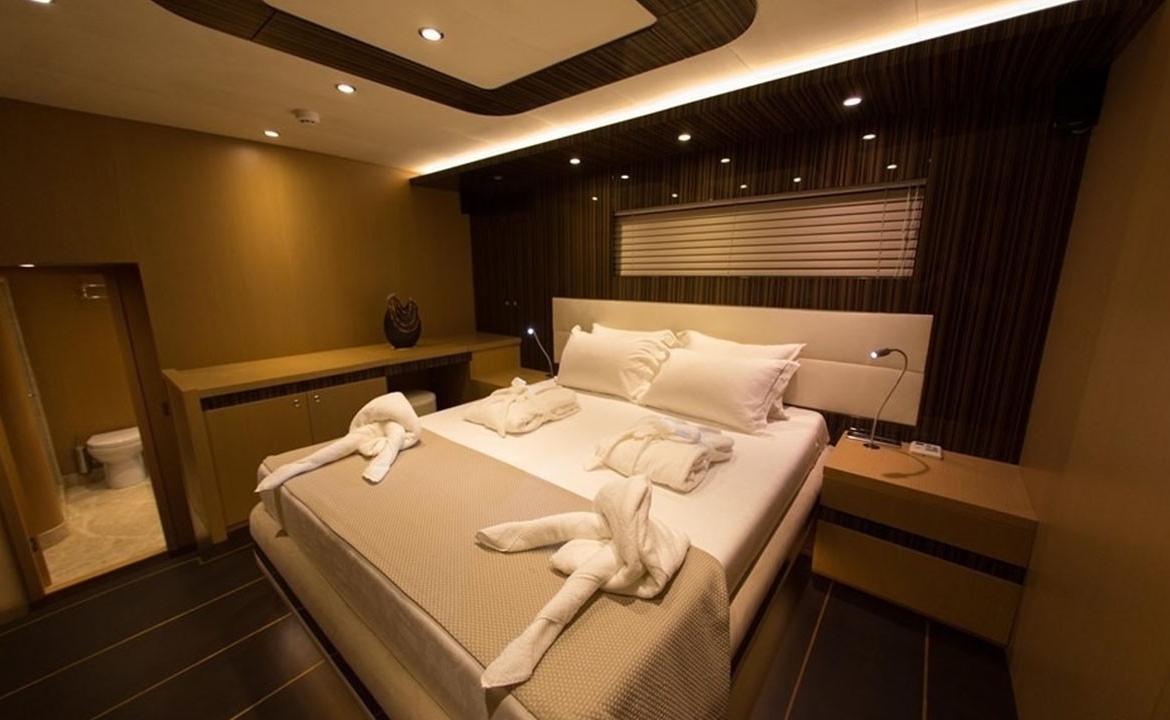 39 metre Le Pietre Gulet ile Göcek çıkışlı ultra lüks mavi tur deneyimi. 6 kabin, 12 kişilik konfor, flybridge ve su sporları seçenekleri.