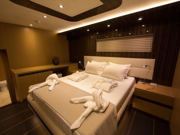 39 metre Le Pietre Gulet ile Göcek çıkışlı ultra lüks mavi tur deneyimi. 6 kabin, 12 kişilik konfor, flybridge ve su sporları seçenekleri.