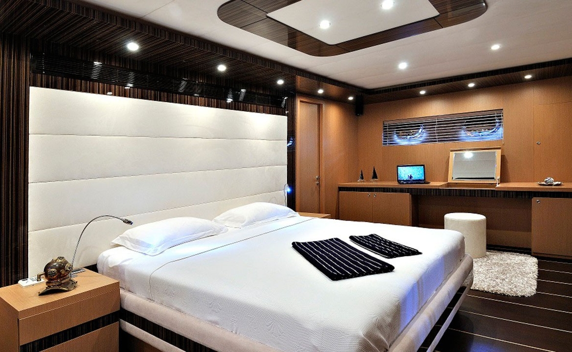 39 metre Le Pietre Gulet ile Göcek çıkışlı ultra lüks mavi tur deneyimi. 6 kabin, 12 kişilik konfor, flybridge ve su sporları seçenekleri.