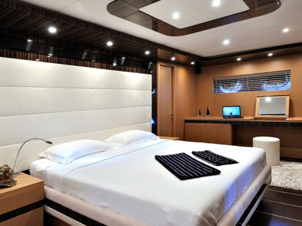 39 metre Le Pietre Gulet ile Göcek çıkışlı ultra lüks mavi tur deneyimi. 6 kabin, 12 kişilik konfor, flybridge ve su sporları seçenekleri.