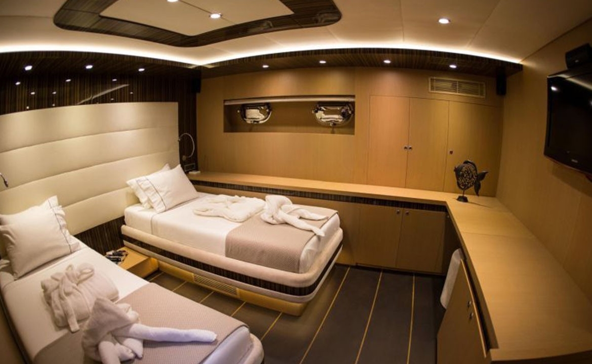 39 metre Le Pietre Gulet ile Göcek çıkışlı ultra lüks mavi tur deneyimi. 6 kabin, 12 kişilik konfor, flybridge ve su sporları seçenekleri.