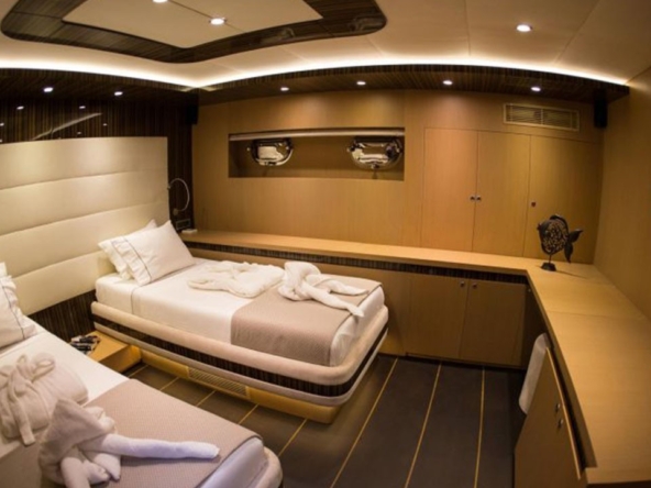 39 metre Le Pietre Gulet ile Göcek çıkışlı ultra lüks mavi tur deneyimi. 6 kabin, 12 kişilik konfor, flybridge ve su sporları seçenekleri.