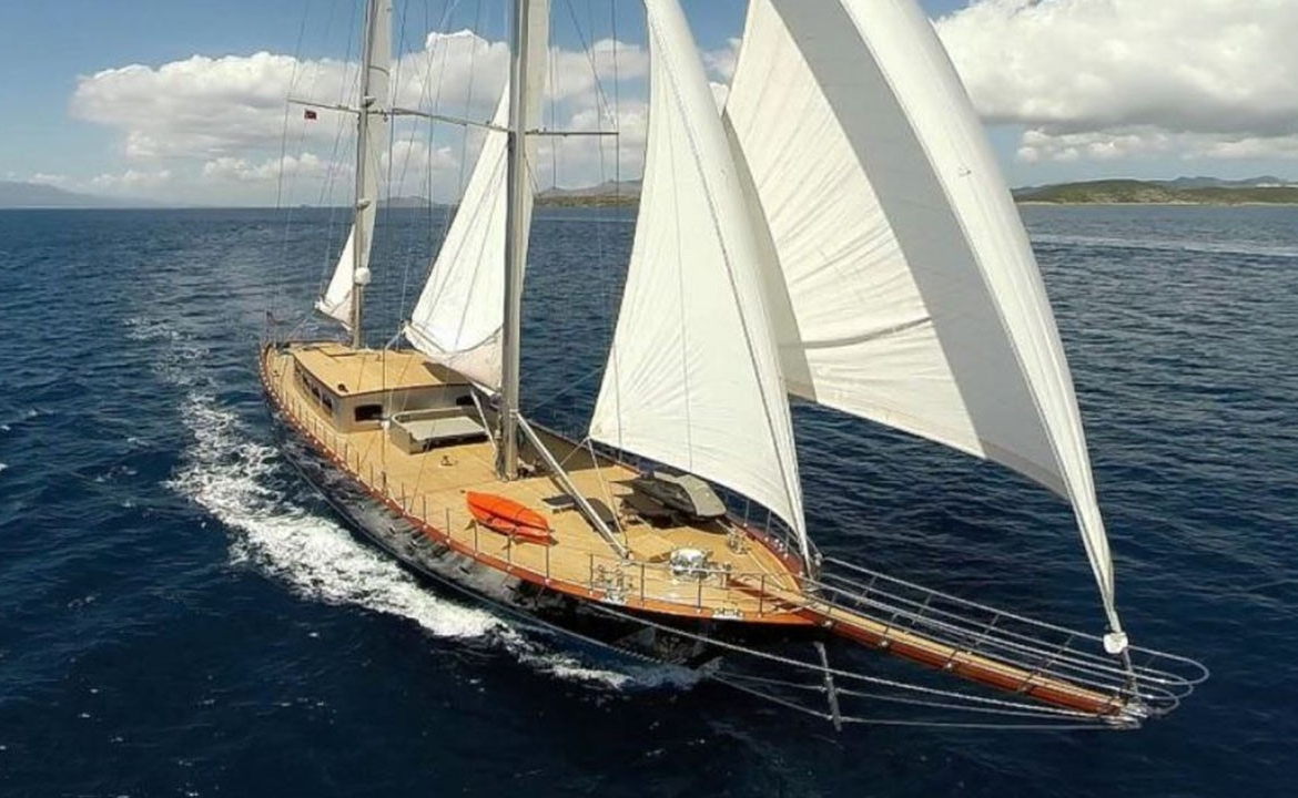 39 metre Le Pietre Gulet ile Göcek çıkışlı ultra lüks mavi tur deneyimi. 6 kabin, 12 kişilik konfor, flybridge ve su sporları seçenekleri.