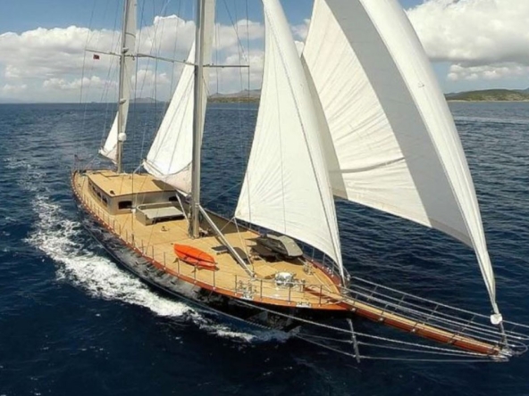 39 metre Le Pietre Gulet ile Göcek çıkışlı ultra lüks mavi tur deneyimi. 6 kabin, 12 kişilik konfor, flybridge ve su sporları seçenekleri.