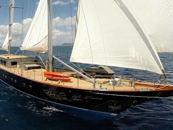 39 metre Le Pietre Gulet ile Göcek çıkışlı ultra lüks mavi tur deneyimi. 6 kabin, 12 kişilik konfor, flybridge ve su sporları seçenekleri.