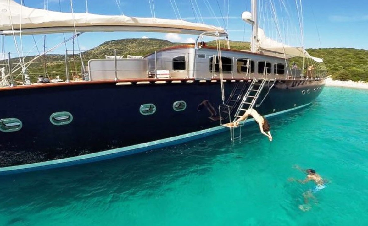 39 metre Le Pietre Gulet ile Göcek çıkışlı ultra lüks mavi tur deneyimi. 6 kabin, 12 kişilik konfor, flybridge ve su sporları seçenekleri.