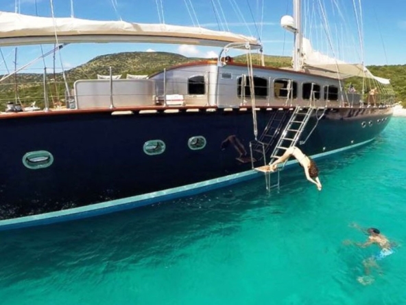 39 metre Le Pietre Gulet ile Göcek çıkışlı ultra lüks mavi tur deneyimi. 6 kabin, 12 kişilik konfor, flybridge ve su sporları seçenekleri.