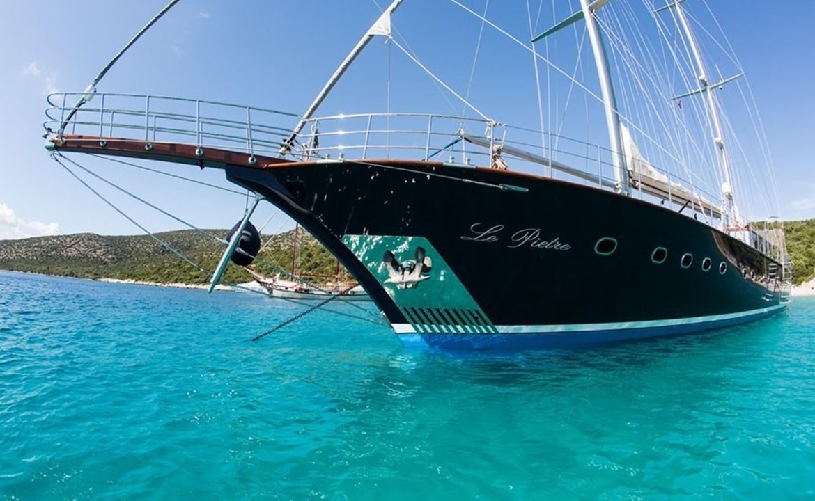 39 metre Le Pietre Gulet ile Göcek çıkışlı ultra lüks mavi tur deneyimi. 6 kabin, 12 kişilik konfor, flybridge ve su sporları seçenekleri.