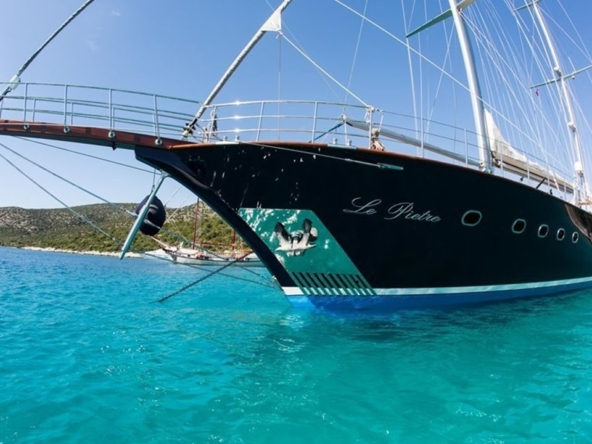 39 metre Le Pietre Gulet ile Göcek çıkışlı ultra lüks mavi tur deneyimi. 6 kabin, 12 kişilik konfor, flybridge ve su sporları seçenekleri.