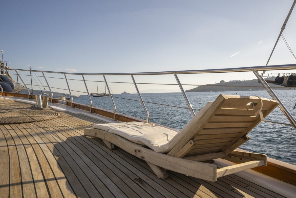 Bodrum’da 10 kişilik lüks gulet, 5 kabin, profesyonel mürettebat ile unutulmaz mavi tur deneyimi.