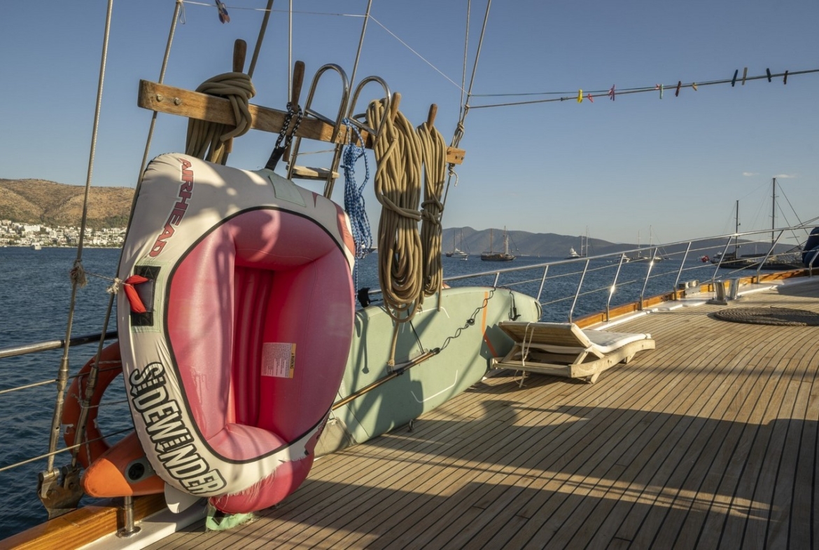 Bodrum’da 10 kişilik lüks gulet, 5 kabin, profesyonel mürettebat ile unutulmaz mavi tur deneyimi.