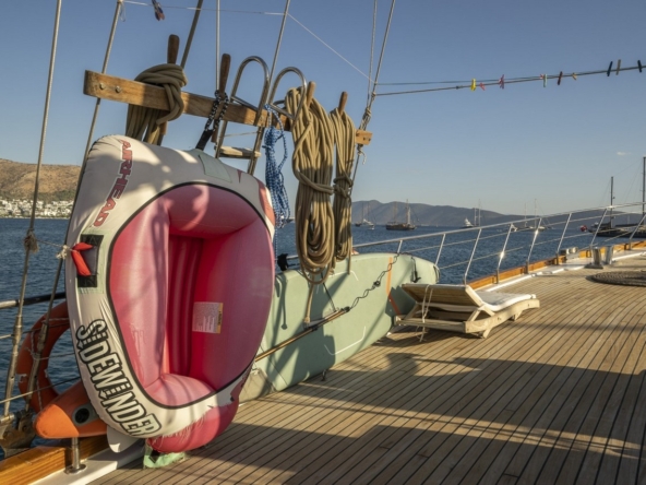 Bodrum’da 10 kişilik lüks gulet, 5 kabin, profesyonel mürettebat ile unutulmaz mavi tur deneyimi.