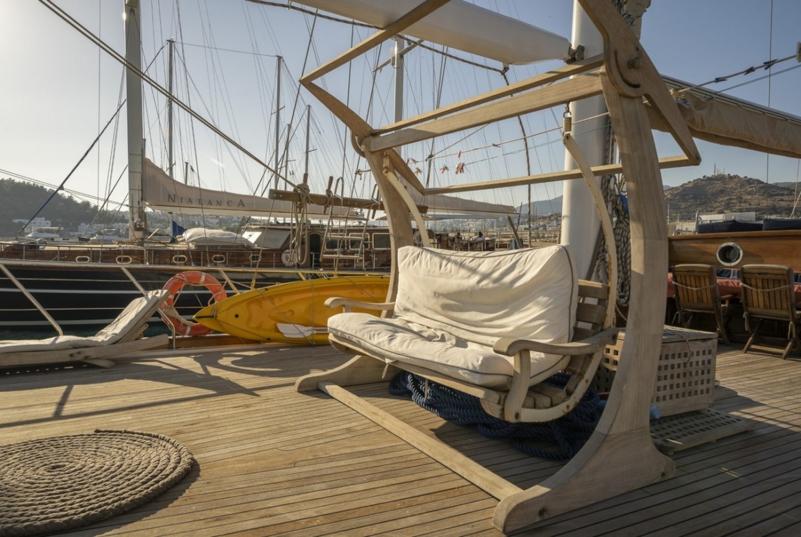 Bodrum’da 10 kişilik lüks gulet, 5 kabin, profesyonel mürettebat ile unutulmaz mavi tur deneyimi.