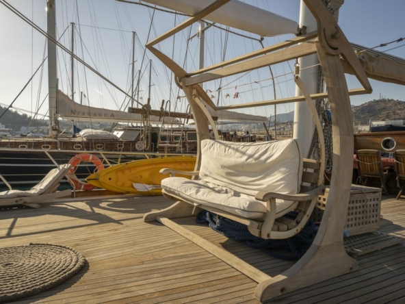 Bodrum’da 10 kişilik lüks gulet, 5 kabin, profesyonel mürettebat ile unutulmaz mavi tur deneyimi.