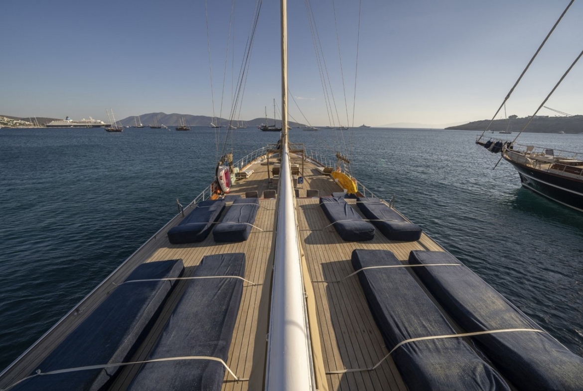 Bodrum’da 10 kişilik lüks gulet, 5 kabin, profesyonel mürettebat ile unutulmaz mavi tur deneyimi.
