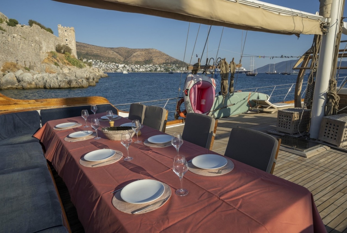 Bodrum’da 10 kişilik lüks gulet, 5 kabin, profesyonel mürettebat ile unutulmaz mavi tur deneyimi.