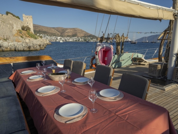 Bodrum’da 10 kişilik lüks gulet, 5 kabin, profesyonel mürettebat ile unutulmaz mavi tur deneyimi.