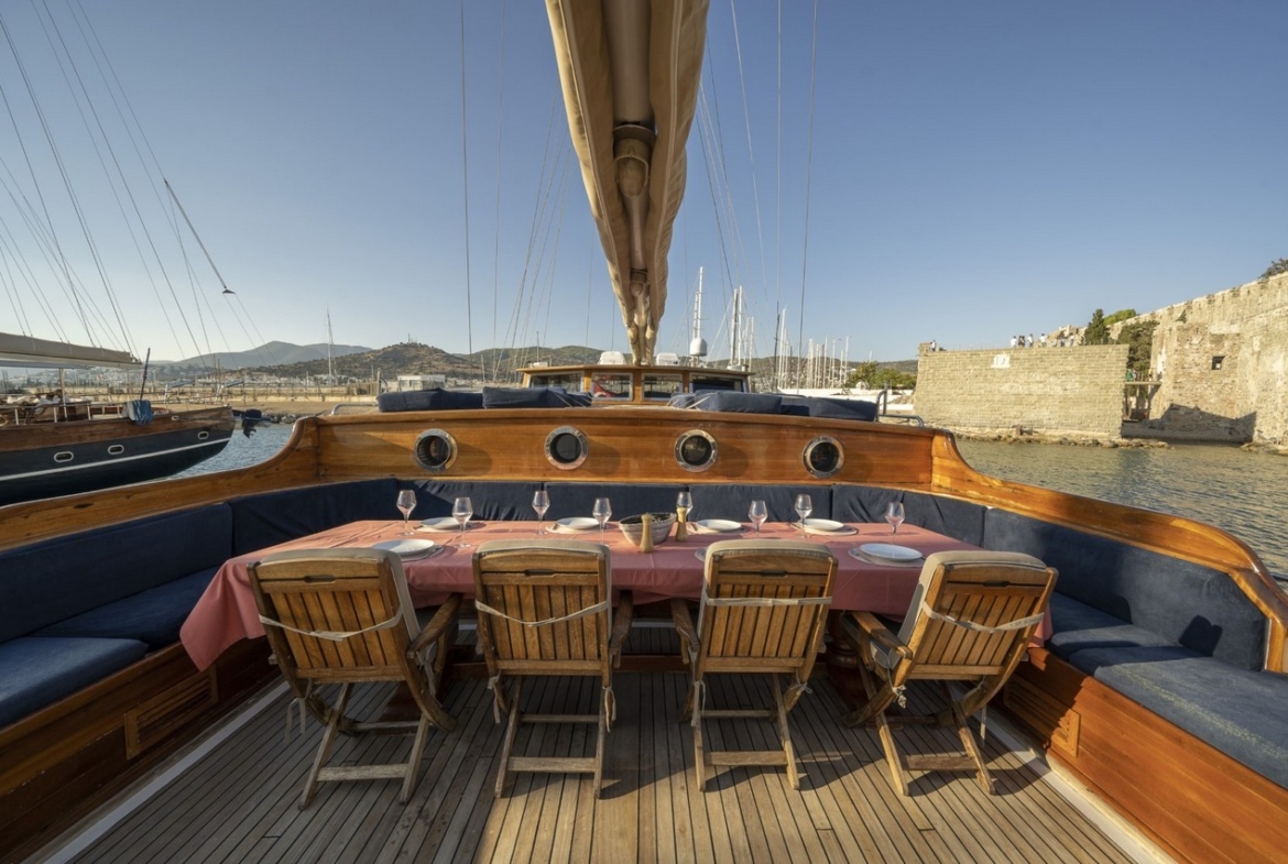 Bodrum’da 10 kişilik lüks gulet, 5 kabin, profesyonel mürettebat ile unutulmaz mavi tur deneyimi.