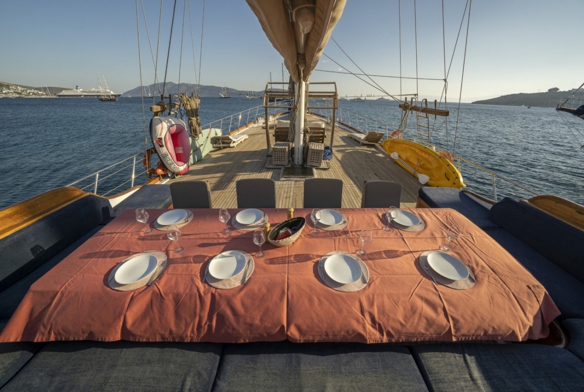 Bodrum’da 10 kişilik lüks gulet, 5 kabin, profesyonel mürettebat ile unutulmaz mavi tur deneyimi.