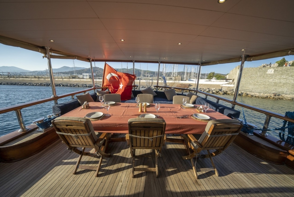 Bodrum’da 10 kişilik lüks gulet, 5 kabin, profesyonel mürettebat ile unutulmaz mavi tur deneyimi.