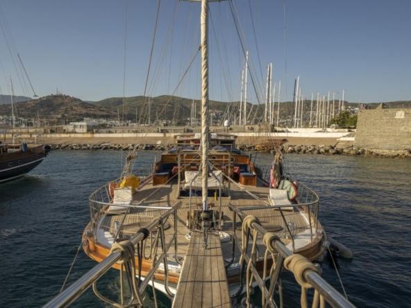 Bodrum’da 10 kişilik lüks gulet, 5 kabin, profesyonel mürettebat ile unutulmaz mavi tur deneyimi.