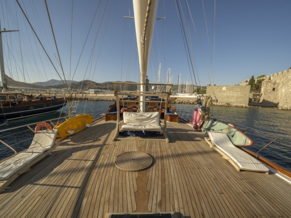 Bodrum’da 10 kişilik lüks gulet, 5 kabin, profesyonel mürettebat ile unutulmaz mavi tur deneyimi.