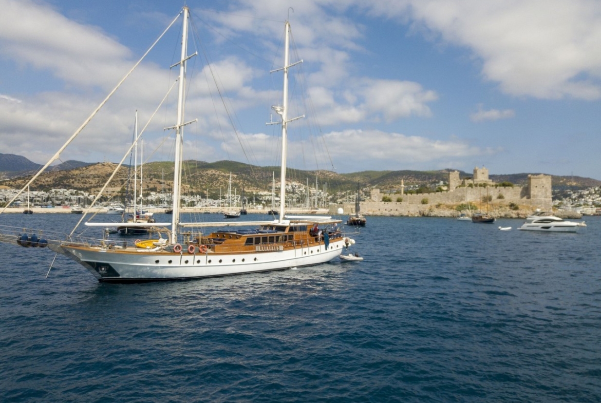Bodrum’da 10 kişilik lüks gulet, 5 kabin, profesyonel mürettebat ile unutulmaz mavi tur deneyimi.