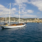 Bodrum’da 10 kişilik lüks gulet, 5 kabin, profesyonel mürettebat ile unutulmaz mavi tur deneyimi.