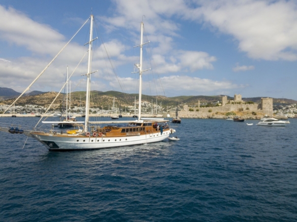 Bodrum’da 10 kişilik lüks gulet, 5 kabin, profesyonel mürettebat ile unutulmaz mavi tur deneyimi.
