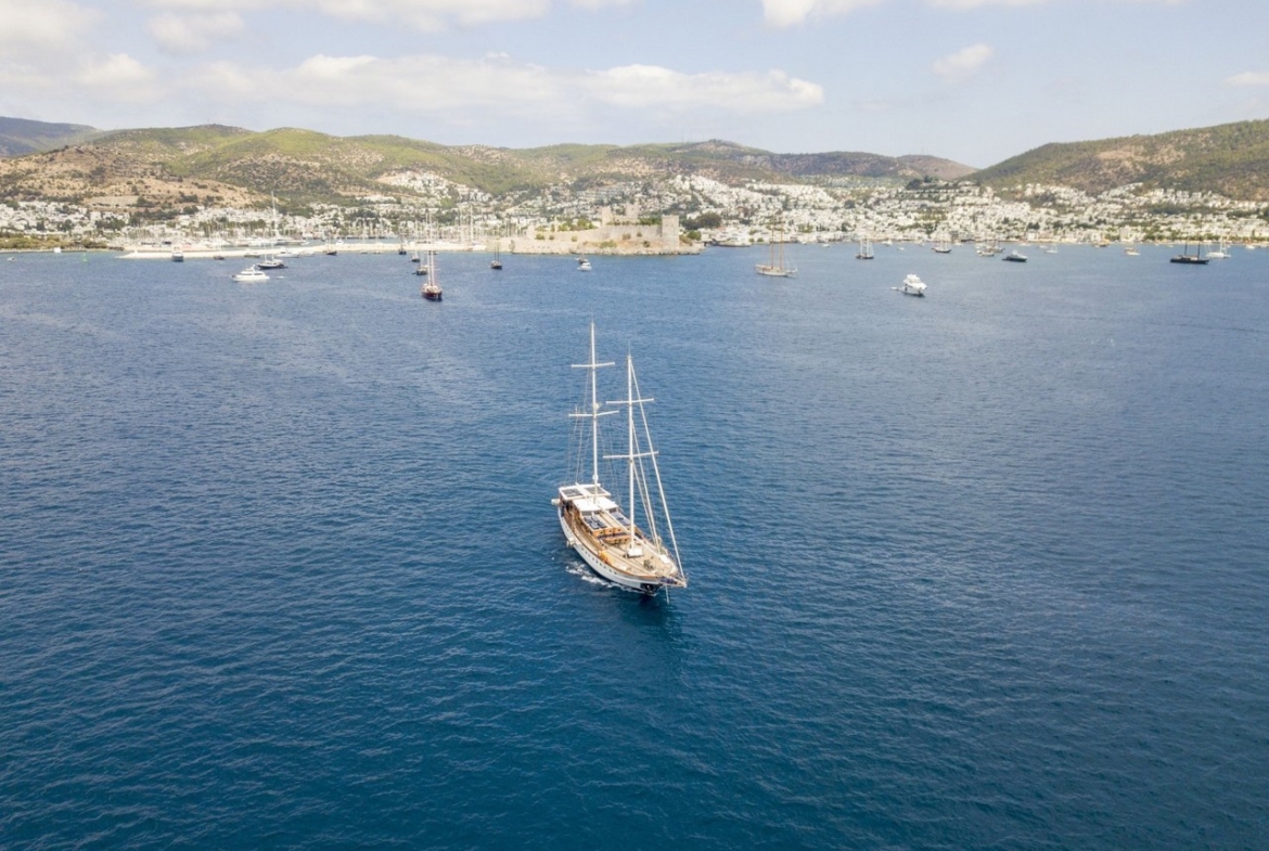 Bodrum’da 10 kişilik lüks gulet, 5 kabin, profesyonel mürettebat ile unutulmaz mavi tur deneyimi.