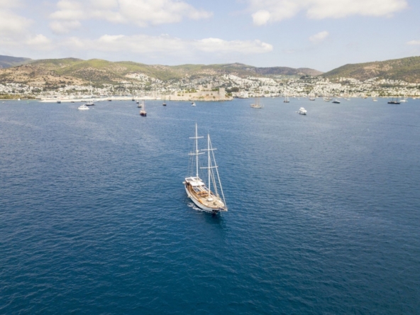 Bodrum’da 10 kişilik lüks gulet, 5 kabin, profesyonel mürettebat ile unutulmaz mavi tur deneyimi.