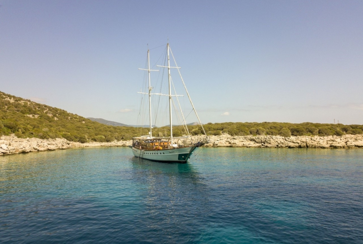 Bodrum’da 10 kişilik lüks gulet, 5 kabin, profesyonel mürettebat ile unutulmaz mavi tur deneyimi.