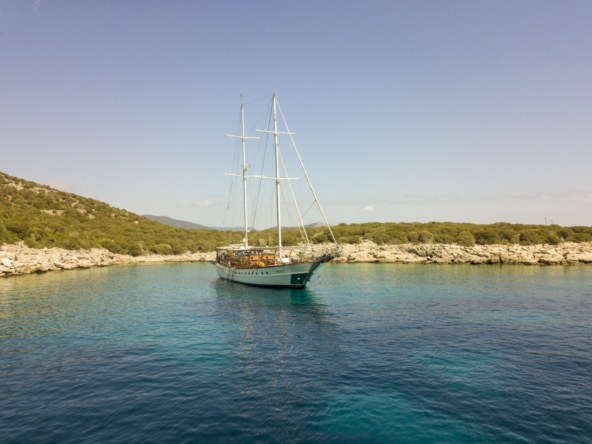 Bodrum’da 10 kişilik lüks gulet, 5 kabin, profesyonel mürettebat ile unutulmaz mavi tur deneyimi.