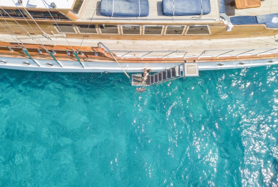 Bodrum’da 10 kişilik lüks gulet, 5 kabin, profesyonel mürettebat ile unutulmaz mavi tur deneyimi.