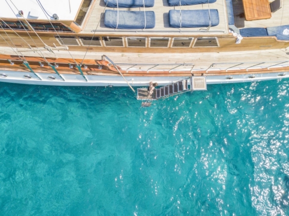 Bodrum’da 10 kişilik lüks gulet, 5 kabin, profesyonel mürettebat ile unutulmaz mavi tur deneyimi.