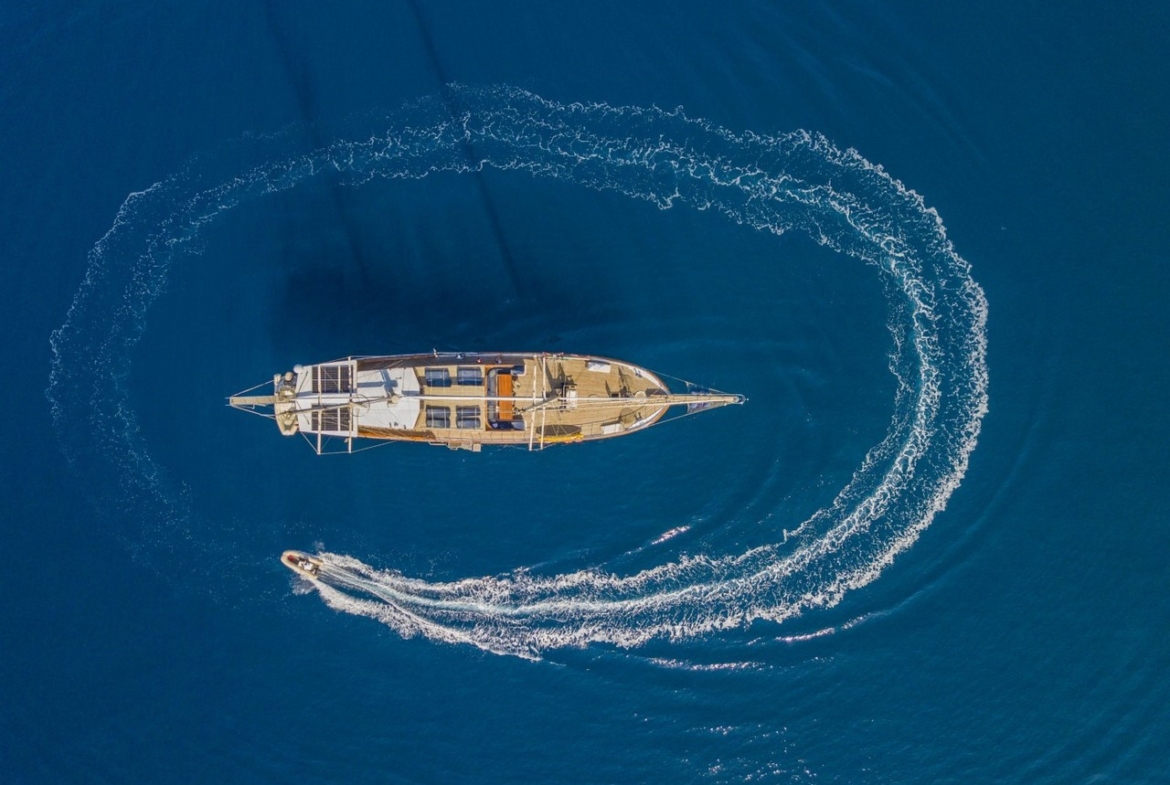 Bodrum’da 10 kişilik lüks gulet, 5 kabin, profesyonel mürettebat ile unutulmaz mavi tur deneyimi.
