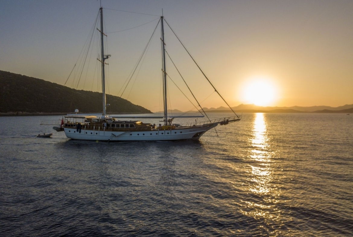 Bodrum’da 10 kişilik lüks gulet, 5 kabin, profesyonel mürettebat ile unutulmaz mavi tur deneyimi.