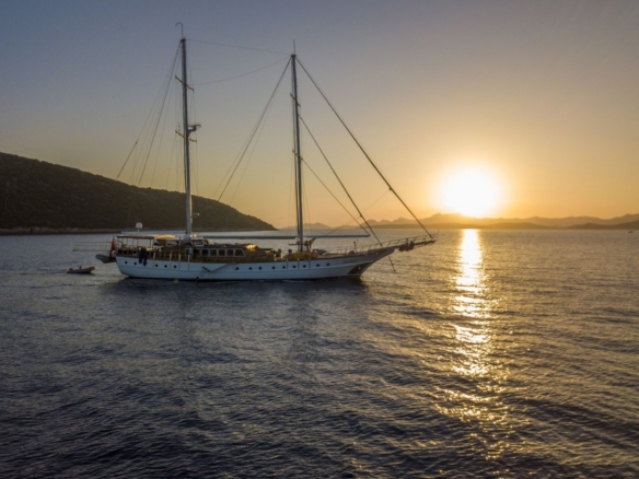 Bodrum’da 10 kişilik lüks gulet, 5 kabin, profesyonel mürettebat ile unutulmaz mavi tur deneyimi.