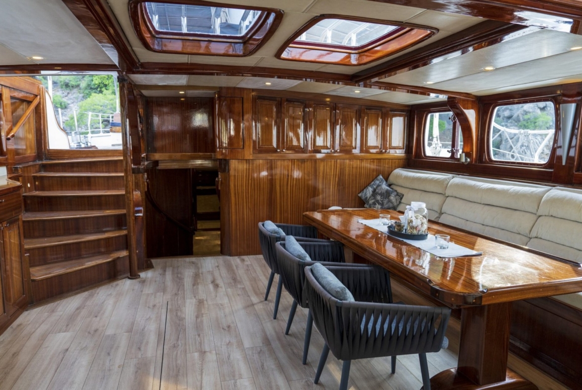 Nautilus Gulet, 5 kabinli yapısı ve üst düzey donanımıyla aileler ve özel gruplar için ideal bir mavi tur seçeneğidir.