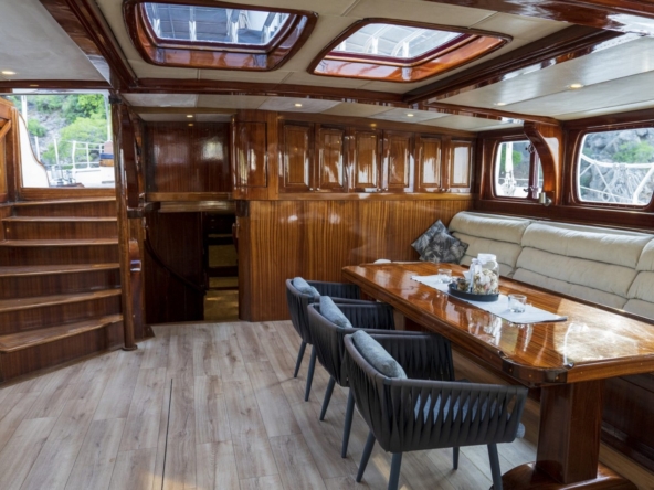 Nautilus Gulet, 5 kabinli yapısı ve üst düzey donanımıyla aileler ve özel gruplar için ideal bir mavi tur seçeneğidir.