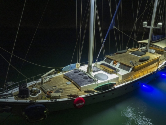 Nautilus Gulet, 5 kabinli yapısı ve üst düzey donanımıyla aileler ve özel gruplar için ideal bir mavi tur seçeneğidir.