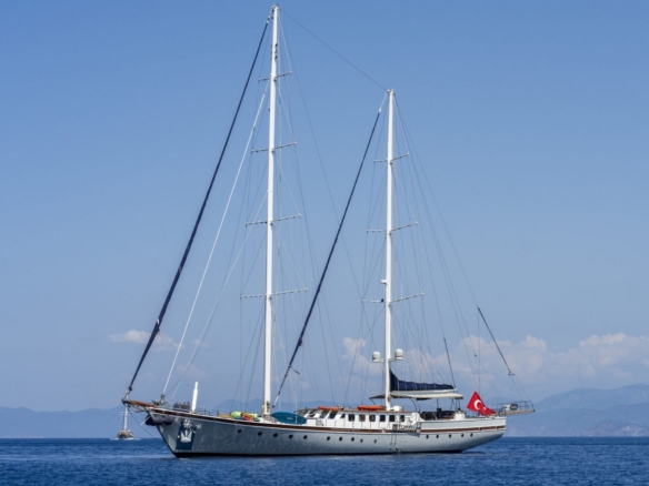 Nautilus Gulet, 5 kabinli yapısı ve üst düzey donanımıyla aileler ve özel gruplar için ideal bir mavi tur seçeneğidir.