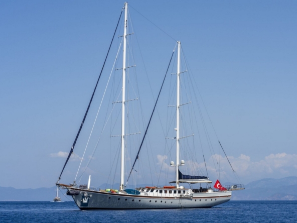 Nautilus Gulet, 5 kabinli yapısı ve üst düzey donanımıyla aileler ve özel gruplar için ideal bir mavi tur seçeneğidir.