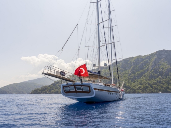 Nautilus Gulet, 5 kabinli yapısı ve üst düzey donanımıyla aileler ve özel gruplar için ideal bir mavi tur seçeneğidir.
