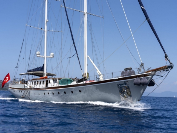 Nautilus Gulet, 5 kabinli yapısı ve üst düzey donanımıyla aileler ve özel gruplar için ideal bir mavi tur seçeneğidir.