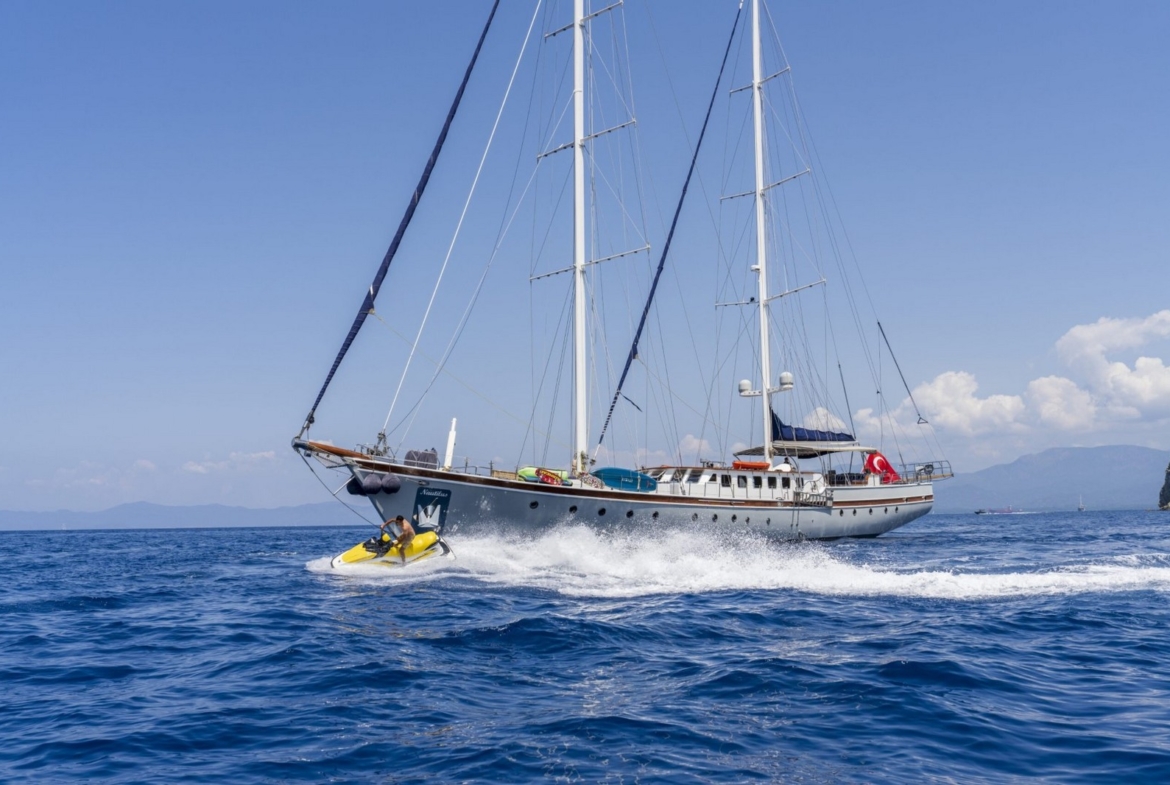 Nautilus Gulet, 5 kabinli yapısı ve üst düzey donanımıyla aileler ve özel gruplar için ideal bir mavi tur seçeneğidir.