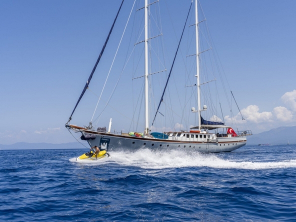 Nautilus Gulet, 5 kabinli yapısı ve üst düzey donanımıyla aileler ve özel gruplar için ideal bir mavi tur seçeneğidir.