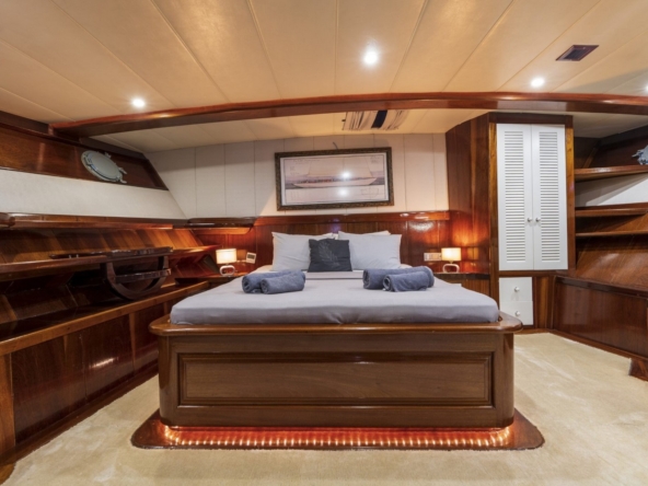 Nautilus Gulet, 5 kabinli yapısı ve üst düzey donanımıyla aileler ve özel gruplar için ideal bir mavi tur seçeneğidir.