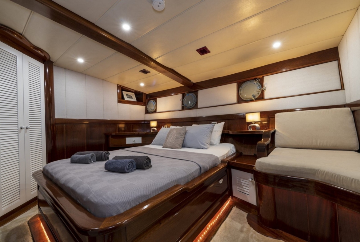 Nautilus Gulet, 5 kabinli yapısı ve üst düzey donanımıyla aileler ve özel gruplar için ideal bir mavi tur seçeneğidir.